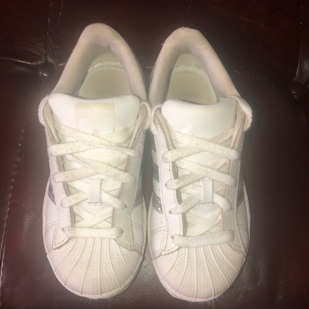 KIDS' ADIDAS SUPERSTAR SHOES WITH A TOUCH OF SHINE